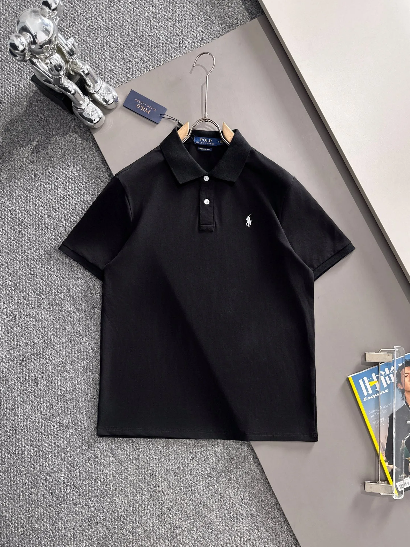 P190 🌸 (Always available) Ralph Lauren [High quality] Distinguished from ordinary fabrics on the market Men's pure cotton business casual solid color Short-sleeved T-shirt Lapel Polo shirt Men's summer essentials ✔ In a man's wardrobe, polo shirts must occupy an important place! When it comes to polo shirts made of pure cotton, Ralph Lauren is the perfect choice for comfort and quality ✔ The first choice for high quality! Classic basics that will never go out of style! Designed with classic solid colors, each color can easily match various occasions! Made of 240g pure cotton pique fabric, it is skin-friendly, comfortable and has good breathability, making summer wear refreshing and worry-free! The right shoulder style modifies the shoulder shape, enhances the style and temperament, and perfectly fits everyone's needs! Whether it is daily travel or business occasions, it is easy and versatile! The feeling of relaxation is even better. Everywhere you look, there are texture details! There are many colors to choose from, from stable dark colors to dynamic light colors, meeting the needs of different occasions! Exquisite workmanship, the improvement of one's own image is the pursuit of quality of life! , the details of the turning and wiring are also the original factory craftsmanship. Needless to say, the quality is after all, it is something from the original factory... If you like it, don’t miss it! For men, this type of short-sleeved Polo shirt is naturally indispensable!  All three standards are complete! Simple business casual essentials! Color: Black White Gray Royal Blue Size: M-2XL